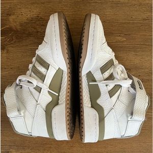 Adidas Orginals Forum mid sneakers in white and orbit green. 4.5 men/6.5 women